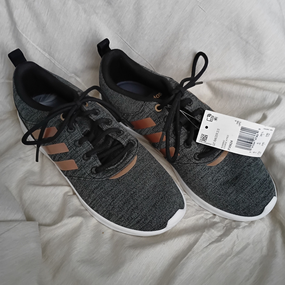 Adidas tennis shoes NWT size 7.5 women's